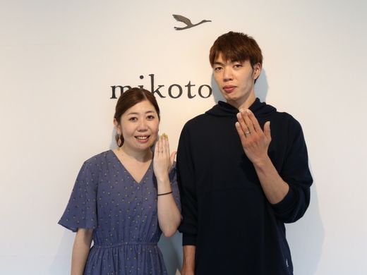 それぞれのこだわりが詰まった、お揃いの結婚指輪