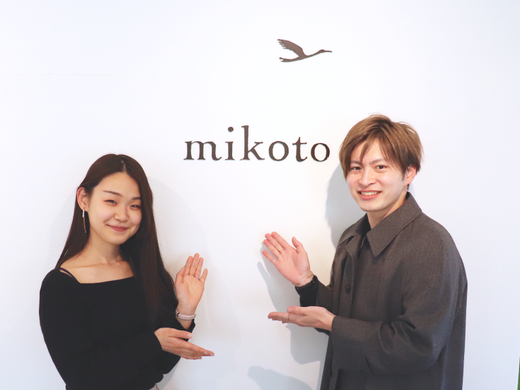 しなやかに伸びるウェーブ曲線が美しいプラチナの婚約指輪