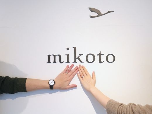 お互いのこだわりを大切に、ひねりのフォルムでお揃いにした結婚指輪