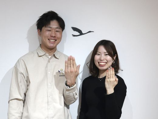 U字にたわむ2色づかいのおしゃれな結婚指輪