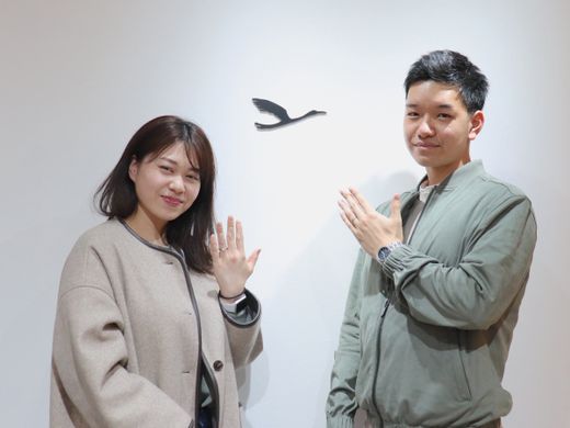 流れる彫り模様が個性的なカジュアルな結婚指輪