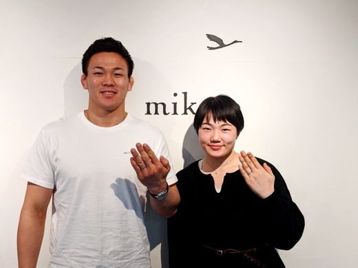 お互いの好みを大切にしたデザイン違いの結婚指輪