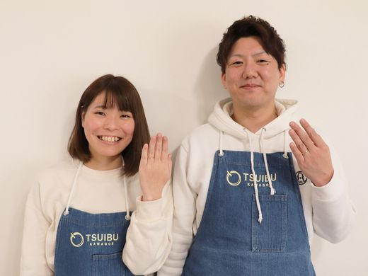 キラリとゴールドが光る、手作りの結婚指輪