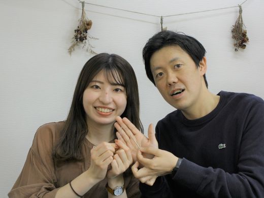 シンプルながらもデザイン性のあるマット加工を施した結婚指輪