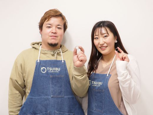 表面と内側にも宝石が光る、ホワイトゴールドの結婚指輪