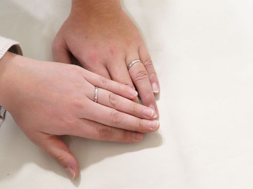 色あざやかな宝石がキラリと光る、手作り結婚指輪