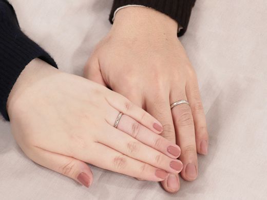 自分たちで槌目模様をつけた、オリジナルの結婚指輪