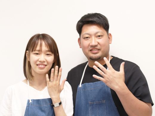 手書きで猫のシルエットを入れたオリジナルの結婚指輪