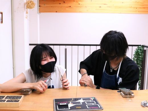 五光で留めたガーネットが煌めく槌目のご結婚指輪