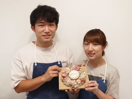 ワンポイントのオリーブ模様が引き立つ手作り結婚指輪