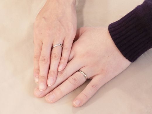 宝石でグラデーションを表現したこだわりの結婚指輪