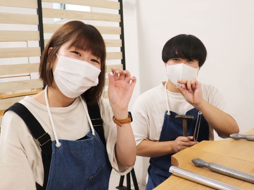 槌目模様で手作りして、思い出の詰まった結婚指輪に