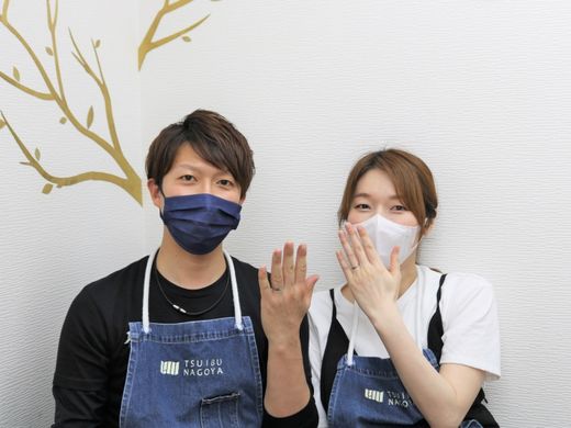 石目の模様が側面まで施されたデザインがお気に入りの結婚指輪