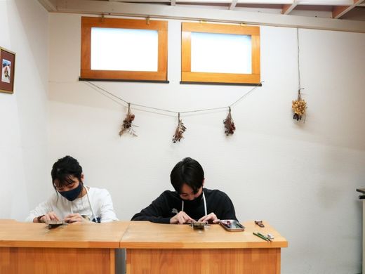 縦のヘアライン加工がシックなプラチナのご結婚指輪