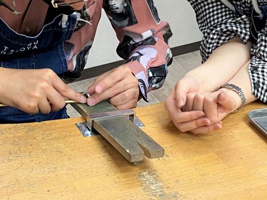 それぞれ自分の好きな色の結婚指輪に“らしさ”を込めて