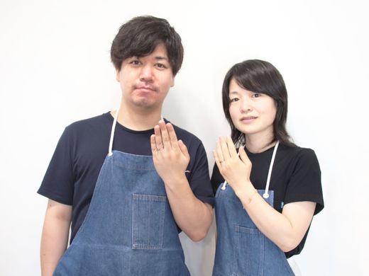 手作りだからこそ。ピンクゴールドに槌目模様の結婚指輪