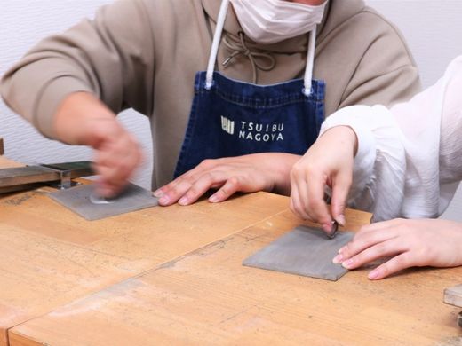 二人ならではの鎚目模様にミルグレインを添えて