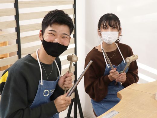 コンビリングを鍛造で手作り！色鮮やかに輝く結婚指輪