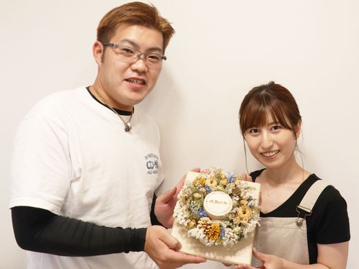 ふたりでゴールドに模様を打ち込む、唯一無二の結婚指輪