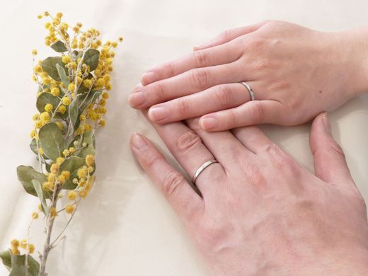 お互いで槌目模様を打ち込んだ、プラチナの結婚指輪