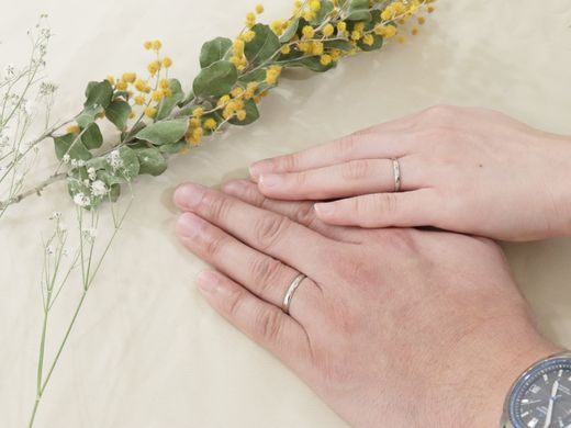 槌目模様で自分たちの手作り感を表現したプラチナリング