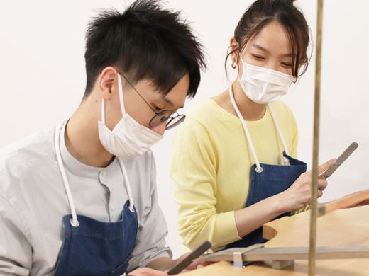 幅の太いデザインも手作りで。ホワイトゴールドの結婚指輪