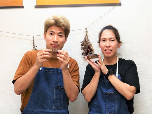 一日と半日を使って、異なる作り方で婚約指輪と結婚指輪を。