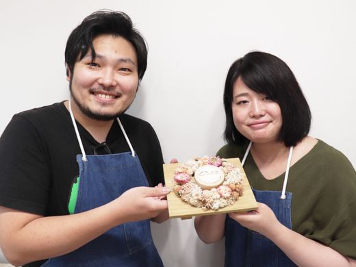 手づくりで想いを込めた、プラチナの槌目型結婚指輪