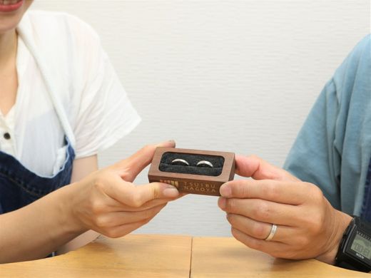 家族の誕生石と優しい指ざわりがこだわりのご結婚指輪！