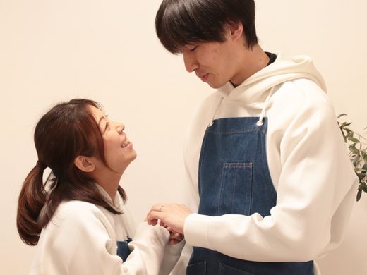 プラチナで細身の結婚指輪に、おふたりの誕生石をワンポイント