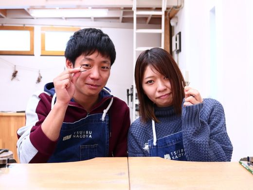 金槌で模様をつけるご結婚指輪、内側にシークレットストーンを一つ