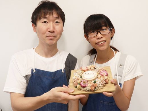 それぞれ誕生石を埋め込んだ、ピンクゴールドとホワイトゴールドの手作り結婚指輪