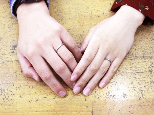 指輪の内側にサファイヤを留めた、ホワイトゴールドの手作り結婚指輪