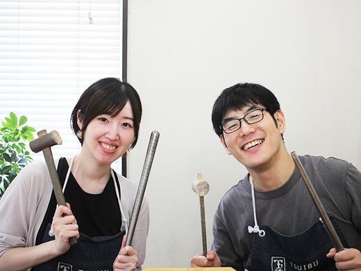 異なるゴールドカラーで作る、槌目模様の結婚指輪