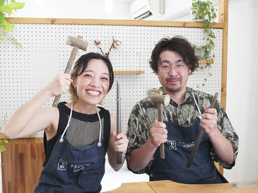 柔らかな動きを加えて。V字ラインを取り入れた手作り結婚指輪