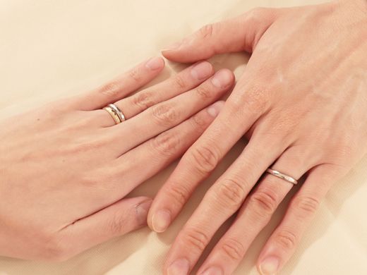 手書き印字でモチーフを指輪に入れた、こだわりの手作り結婚指輪