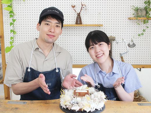 指輪の内側にダイヤを留めた、プラチナの手作り結婚指輪