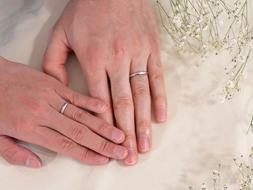 手作りで形はシンプル、内側には煌びやかな誕生石を