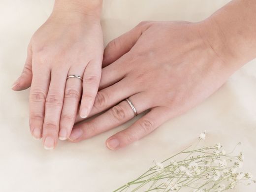 誕生石をワンポイント入れた、手作り結婚指輪