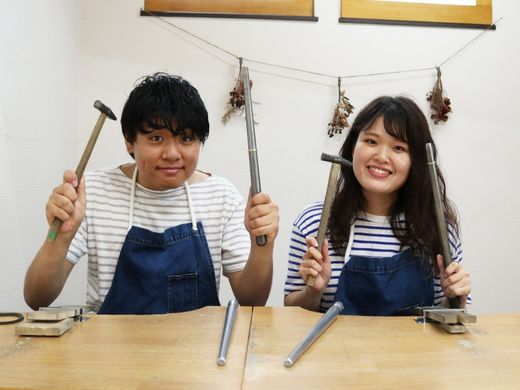 金槌を使って入れる石目の模様が美しい結婚指輪