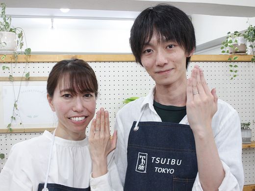 槌目模様がきらめく、手作り結婚指輪