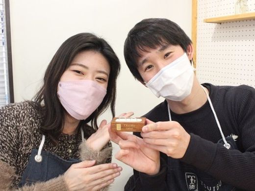 個性が光る、甲丸槌目の手作りご結婚指輪