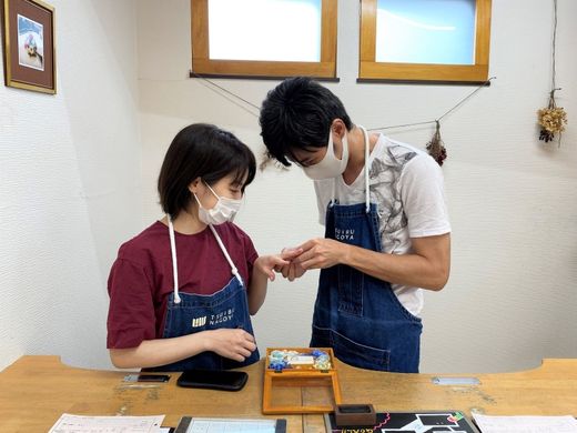 お揃いのデザインを色違いで！ ミルグレインで彩ったご結婚指輪