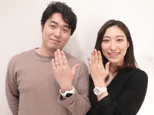 ホワイトゴールドにキラリと槌目模様が光る、手作り結婚指輪