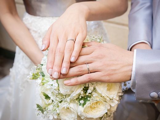 雑誌SPURを見たのがきっかけです。結婚指輪をお願いした際にスタッフの方が「嬉しいです」と素敵な笑顔で言われたのが、すごく印象に残っております。