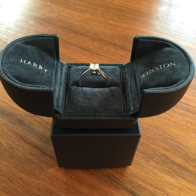 【ハリー・ウィンストン(Harry Winston)の口コミ】 何と言っても輝きが素晴らしい点と、モダンなデザインがエンゲージぽくな…