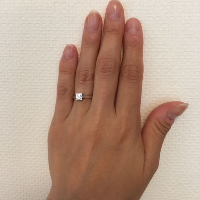 【ハリー・ウィンストン(Harry Winston)の口コミ】 何と言っても輝きが素晴らしい点と、モダンなデザインがエンゲージぽくな…