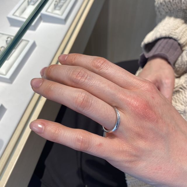 【エクセルコダイヤモンド(EXELCO DIAMOND)の口コミ】 自分の指の形に合うウェーブの指輪を選びました。
私は少し指が細めだった…