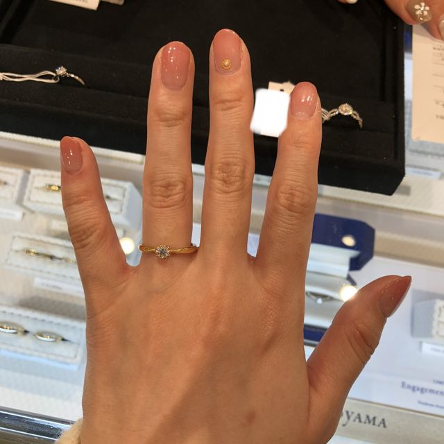 【ヴァンドーム青山(VENDOME AOYAMA)の口コミ】 ゴールドでお花枠のデザインを試着しました。こちらは0.2カラット、VS1、…