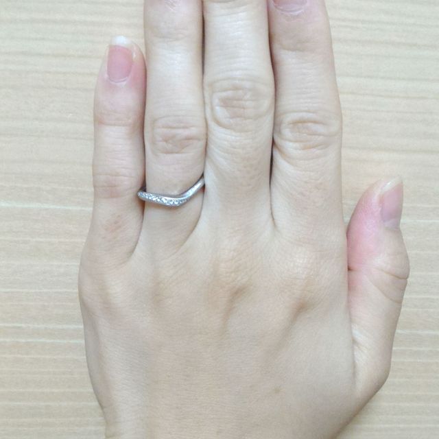 【アイプリモ(I-PRIMO)の口コミ】 全体的にダイヤが散りばめられていますが、独特のV字ラインが派手すぎず、…